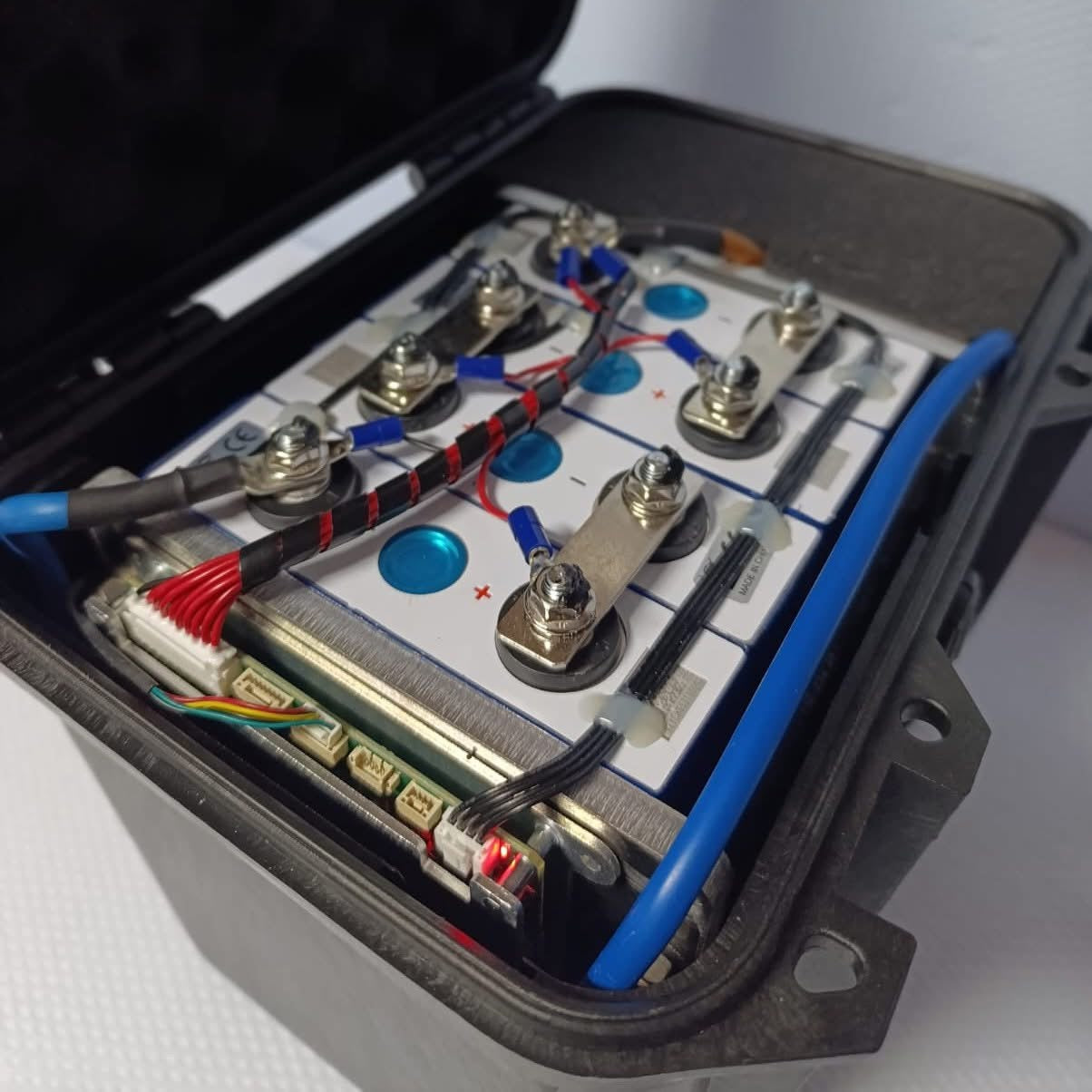 Batteria in valigia al litio lifepo4 12v 100ah full optional